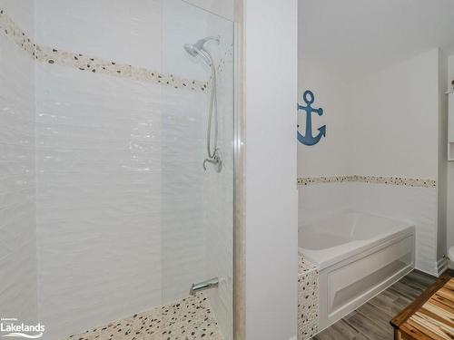 208-130 Steamship Bay Road, Gravenhurst, ON - Indoor Photo Showing Bathroom