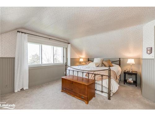 828350 32 Side Road Glencairn Townline, Mulmur, ON - Indoor Photo Showing Bedroom