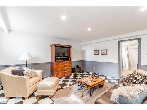 828350 32 Side Road Glencairn Townline, Mulmur, ON - Indoor Photo Showing Living Room