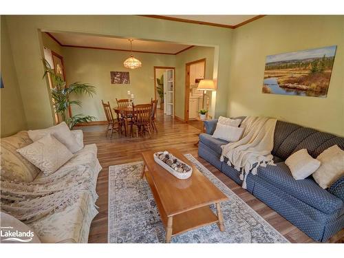 102 Hanes Road, Huntsville, ON - Indoor Photo Showing Living Room