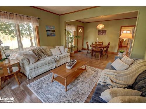 102 Hanes Road, Huntsville, ON - Indoor Photo Showing Living Room