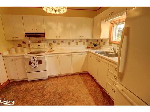 102 Hanes Road, Huntsville, ON - Indoor Photo Showing Kitchen With Double Sink