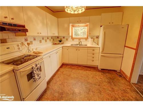 102 Hanes Road, Huntsville, ON - Indoor Photo Showing Kitchen With Double Sink