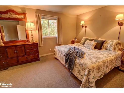 102 Hanes Road, Huntsville, ON - Indoor Photo Showing Bedroom