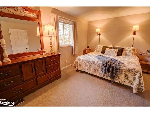 102 Hanes Road, Huntsville, ON - Indoor Photo Showing Bedroom