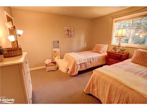 102 Hanes Road, Huntsville, ON - Indoor Photo Showing Bedroom