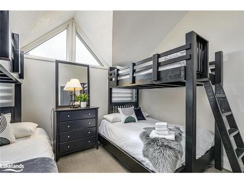 202-796404 19 Grey Road, The Blue Mountains, ON - Indoor Photo Showing Bedroom