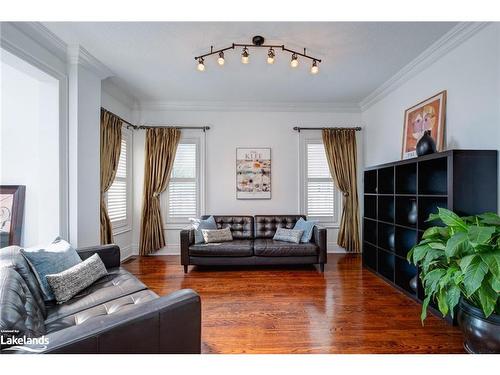 121 Kirkbride Crescent, Vaughan, ON - Indoor Photo Showing Living Room