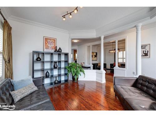 121 Kirkbride Crescent, Vaughan, ON - Indoor Photo Showing Living Room