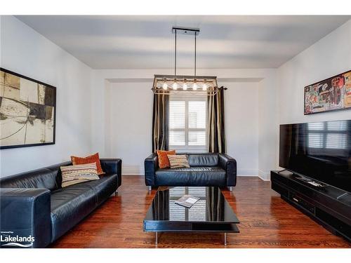 121 Kirkbride Crescent, Vaughan, ON - Indoor Photo Showing Living Room