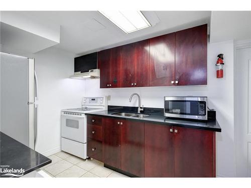 121 Kirkbride Crescent, Vaughan, ON - Indoor Photo Showing Kitchen With Double Sink