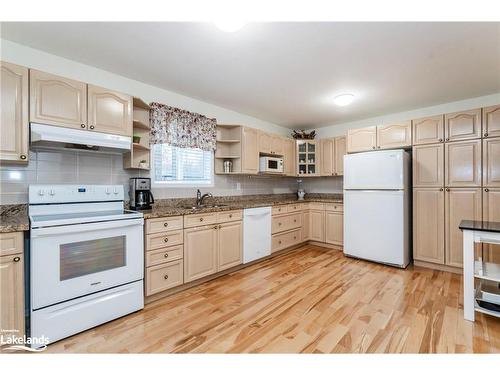 140 Wolfe Trail, Tiny, ON - Indoor Photo Showing Kitchen