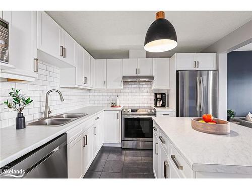 10 Foley Crescent, Collingwood, ON - Indoor Photo Showing Kitchen With Stainless Steel Kitchen With Double Sink With Upgraded Kitchen