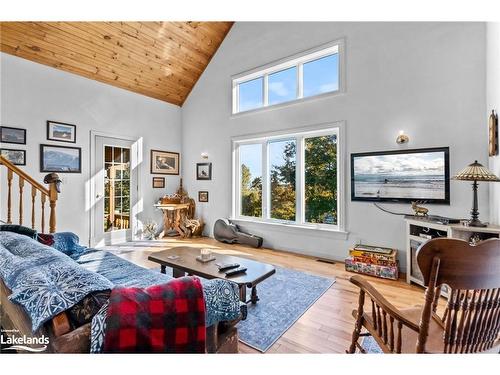 5202 Kelly Road, Hamilton, ON - Indoor Photo Showing Living Room