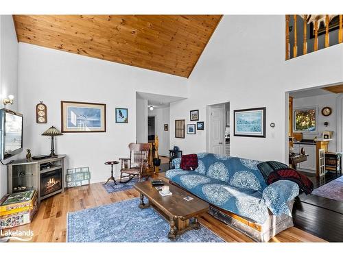 5202 Kelly Road, Hamilton, ON - Indoor Photo Showing Living Room