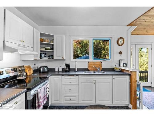 5202 Kelly Road, Hamilton, ON - Indoor Photo Showing Kitchen With Double Sink