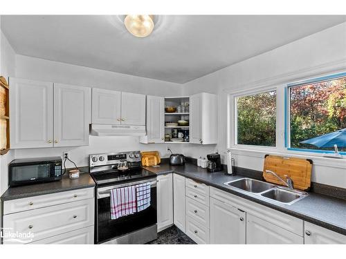 5202 Kelly Road, Hamilton, ON - Indoor Photo Showing Kitchen With Double Sink