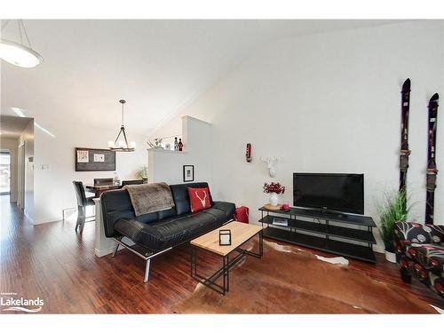 47 Williams Street, Collingwood, ON - Indoor Photo Showing Living Room