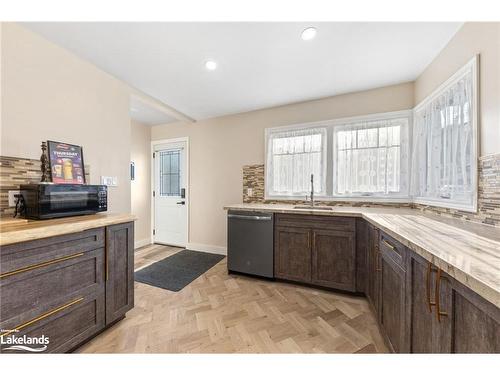 645 Quebec Street, Midland, ON - Indoor Photo Showing Kitchen