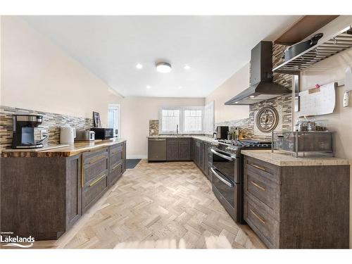 645 Quebec Street, Midland, ON - Indoor Photo Showing Kitchen