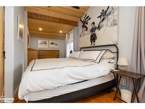 128 James Street, Town Of Blue Mountains, ON - Indoor Photo Showing Bedroom