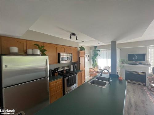 1-295 Balsam Street, Collingwood, ON - Indoor Photo Showing Kitchen With Double Sink