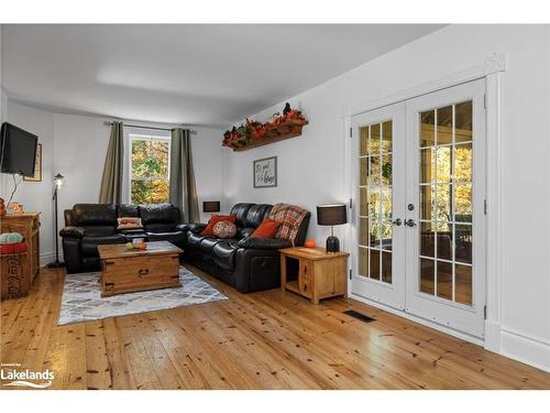 1236 Butter And Egg Road Road, Bracebridge, ON - Indoor Photo Showing Living Room