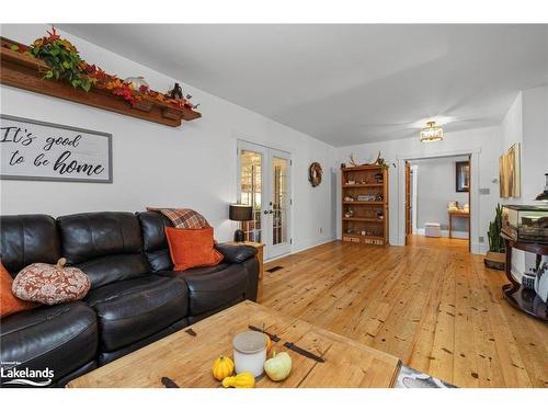 1236 Butter And Egg Road Road, Bracebridge, ON - Indoor Photo Showing Living Room