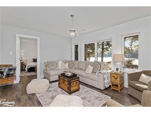 22-1094 Mortimers Point Road, Port Carling, ON - Indoor Photo Showing Living Room