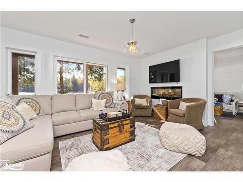 22-1094 Mortimers Point Road, Port Carling, ON - Indoor Photo Showing Living Room