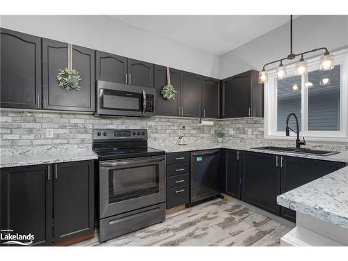 27 Georgias Walk, Victoria Harbour, ON - Indoor Photo Showing Kitchen With Double Sink With Upgraded Kitchen