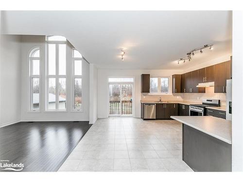 27 Pearl Street, Wasaga Beach, ON - Indoor Photo Showing Kitchen