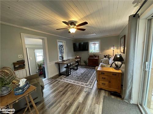 2066 Irish Line, Coldwater, ON - Indoor Photo Showing Living Room