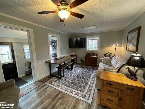 2066 Irish Line, Coldwater, ON - Indoor Photo Showing Living Room