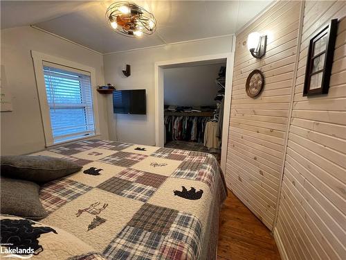 2066 Irish Line, Coldwater, ON - Indoor Photo Showing Bedroom