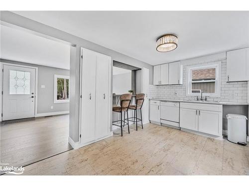 7 67Th Street N, Wasaga Beach, ON - Indoor Photo Showing Kitchen