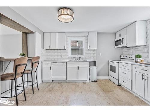 7 67Th Street N, Wasaga Beach, ON - Indoor Photo Showing Kitchen