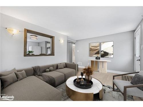 7 67Th Street N, Wasaga Beach, ON - Indoor Photo Showing Living Room