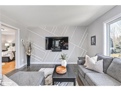 17 Trails End, Collingwood, ON - Indoor Photo Showing Living Room