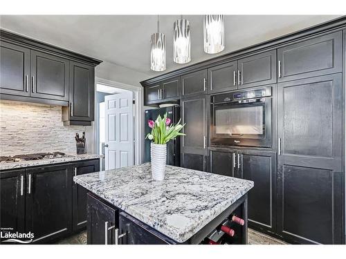 17 Trails End, Collingwood, ON - Indoor Photo Showing Kitchen With Upgraded Kitchen