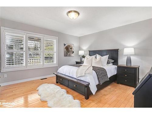 17 Trails End, Collingwood, ON - Indoor Photo Showing Bedroom