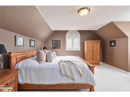 17 Trails End, Collingwood, ON - Indoor Photo Showing Bedroom