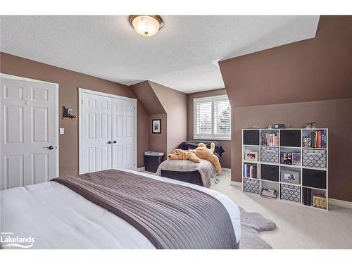 17 Trails End, Collingwood, ON - Indoor Photo Showing Bedroom