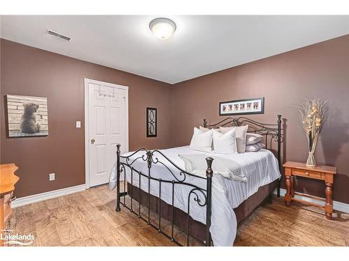 17 Trails End, Collingwood, ON - Indoor Photo Showing Bedroom