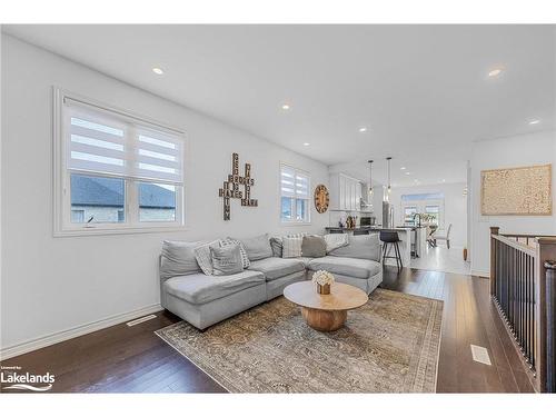 28 Atlantis Drive, Orillia, ON - Indoor Photo Showing Living Room