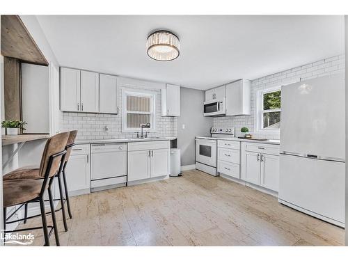 7 67Th Street N, Wasaga Beach, ON - Indoor Photo Showing Kitchen With Upgraded Kitchen