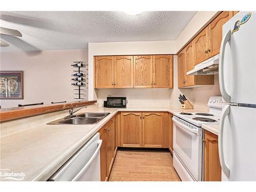 61-22 Ramblings Way, Collingwood, ON - Indoor Photo Showing Kitchen With Double Sink