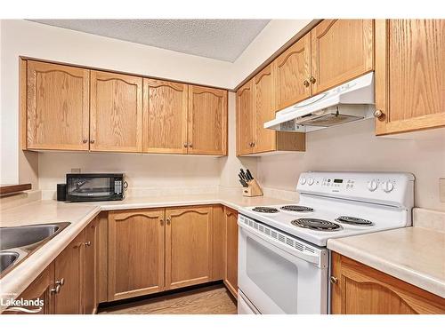 61-22 Ramblings Way, Collingwood, ON - Indoor Photo Showing Kitchen With Double Sink