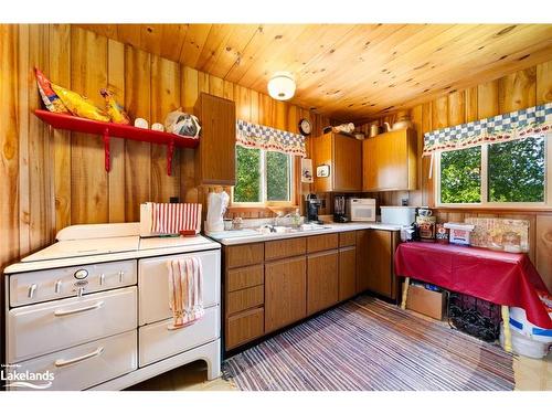 15 Minnow Lane, Dunchurch, ON - Indoor Photo Showing Kitchen With Double Sink