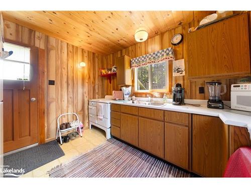 15 Minnow Lane, Dunchurch, ON - Indoor Photo Showing Kitchen With Double Sink